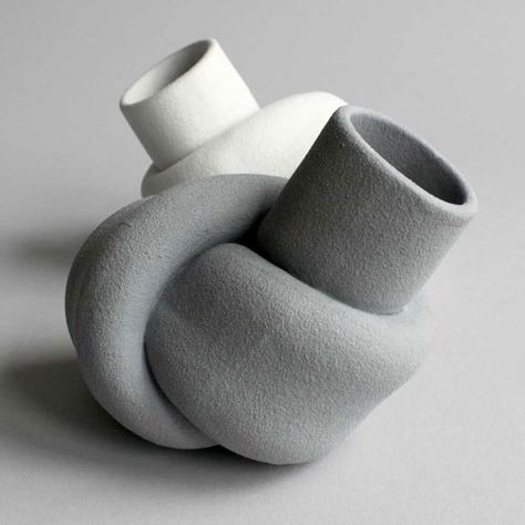 knotted-vases-3 Chinese Crafts, Pottery Sculpture, Vase Design, Contemporary Ceramics, Ceramic Design, Design Milk, Ceramic Clay, Porcelain Figurines, Organic Shapes