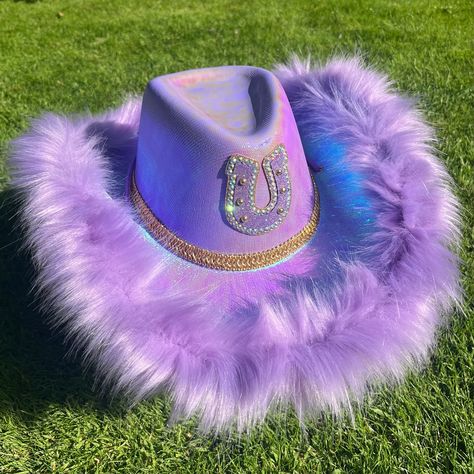 Lilac Hat with a fluffy Lilac faux fur trim and rhinestone horseshoe front and centre Hat string with toggle to keep securely on when it's rowdy at the rodeo One Size. - Approx 58/59cm Purple Top Outfit, Festival Cowgirl, Rhinestone Cowboy Hat, Lilac Hat, Horseshoe Cowboy, Rhinestone Cowboy, Imvu Outfits, Imvu Outfits Ideas Cute, Chapeau Cowboy