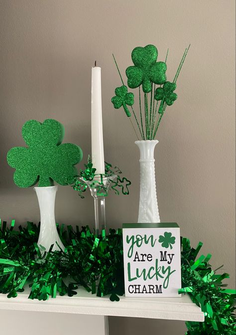 Fireplace Decor Ideas Farmhouse, Over Couch Wall Decor, Mantle With Tv Decorating Ideas, Fireplace Mantle Decor With Tv, Fireplace Minecraft, San Patrick Day, Sant Patrick, Chimney Decor, Couch Wall Decor