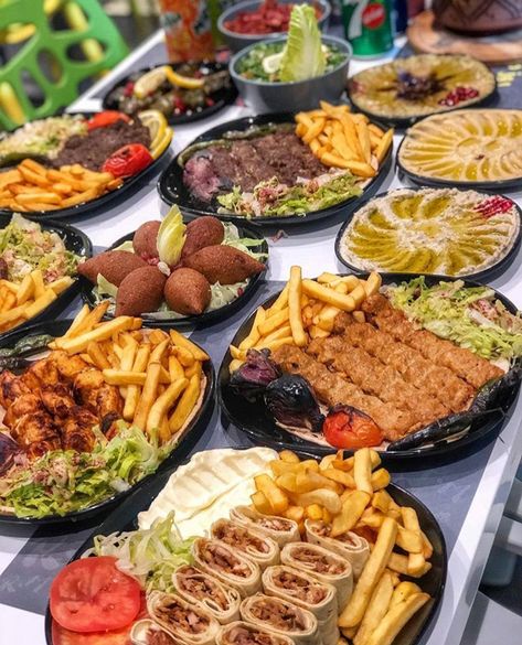 Syrian food 😍 Syrian Food Recipes, Afghanistan Food, Arabisk Mad, Plats Ramadan, Syrian Food, Catering Ideas Food, Delicacy Food, Food Displays, Ramadan Recipes