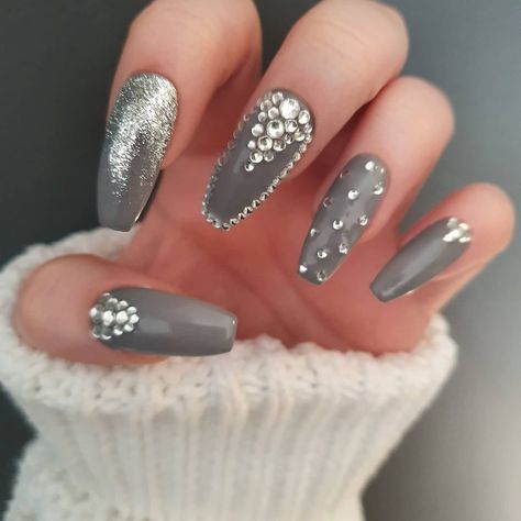 29 Likes, 2 Comments - CB Nails (@cbnaildesigns) on Instagram: “🌟 New Listing 🌟 These Grey Rhinestone Coffin Press-On Nails are now available over on my #etsyshop…” Grey Gel Nails, Grey Nail Art, Neutral Nail Color, Grey Nail Designs, Yellow Nails Design, Coffin Press On Nails, Gray Nails, Sparkle Nails, Gem Nails