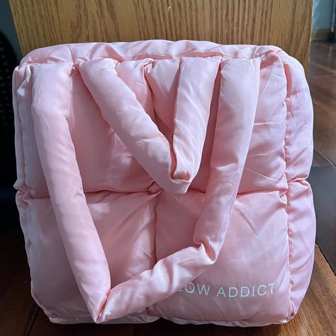 Cute Spacious Pink Puffer Bag Perfect For Pilates Or Gym Or Quick Errands Or Even A Diaper Bag! Never Used Pink Puffer Bag, Puffer Bag, Cute Purses, Cute Bags, Womens Tote Bags, Pilates, Diaper Bag, Pink Ladies, Puffer