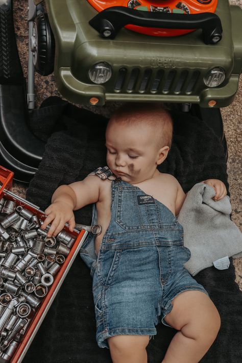 Ideas for a photoshoot with your baby. Mechanic working on car. Baby boy working on car. Newborn Mechanic Photography, Toddler Mechanic Photo Shoot, Mechanic Baby Photoshoot, Baby Mechanic Photoshoot, Car Baby Announcement, Creative Monthly Baby Photos, Baby Mechanic, 6 Month Baby Picture Ideas Boy, 6 Month Baby Picture Ideas