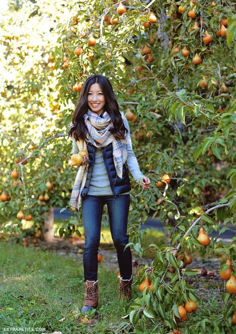 Casual preppy outfit idea in puffer vest + plaid scarf + skinny jeans + sorel boots Duck Boats, Puffer Vest Outfit, Adrette Outfits, Scarf Vest, Boating Outfit, Casual Preppy Outfits, Preppy Outfit, Vest Outfits, Petite Fashion