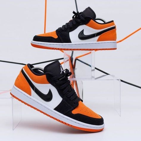 Orange Shoes Outfit, Air Force 1 Outfit, Nike Air Force 1 Outfit, Nike Sneakers Outfit, Nike Jordans, Pretty Sneakers, Shattered Backboard, Nike Shoes Air Force, Kicks Shoes