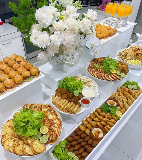 Beautiful Catering Platters should need our Festa Essential Chafing Dishes Buffet Sets! Will give your praty become more easier and enjoyable. #CateringPlatters #CateringFoodDisplays #BreakfastPresentation #BreakfastPlatter #BreakfastSandwich #Bday #PartyFoodAppetizers #ChafingDishes #foodwarmer Appetizer Displays Presentation, Picnic Buffet Table Ideas, Catering Buffet Presentation, Appetizer Platter Ideas, Catering Display Presentation, Birthday Buffet Ideas Food, Lunch Catering Ideas, Party Food Setup Display, Birthday Catering Ideas