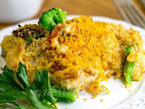 Copycat Cracker Barrel Cheesy Chicken and Broccoli Chicken And Broccoli Bake, Cracker Barrel Copycat, Cheesy Chicken And Broccoli, Chicken Broccoli Bake, Cracker Barrel Chicken, Restaurant Recipes Famous, Chicken Tonight, Broccoli Bake, Favorite Casseroles