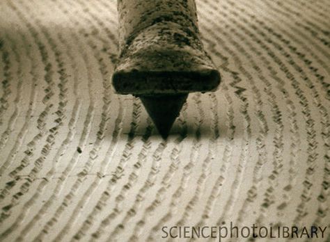 Just a view from an electron microscope of a record stylus on the grooves of an LP. Electron Microscope Images, Scanning Electron Microscope, Scanning Electron Micrograph, Microscopic Photography, Musica Disco, Micro Photography, Record Cleaner, Microscopic Images, Electron Microscope