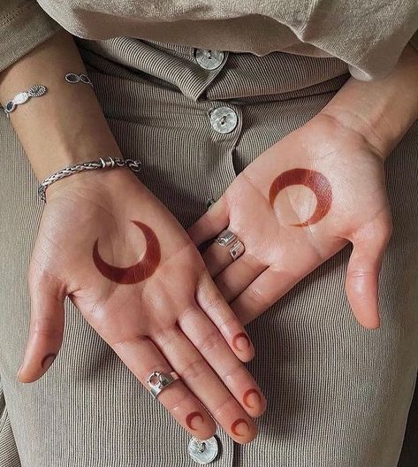 Henna Moon Design, Unique Henna, Palm Mehndi Design, Henna Inspired Tattoos, Tato Henna, Cute Henna, मेहंदी डिजाइन, Henna Ideas, Henna Art Designs