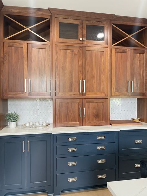 Two Tone Kitchen Cabinets Wood And Black, Black Lower Cabinets Wood Upper, Two Tone Kitchen Cabinets Color Combinations, Black Lower Cabinets, Kitchen Cabinets Color Combination, Log Home Kitchens, Kitchen Cabinet Inspiration, Two Tone Kitchen Cabinets, Cabinet Inspiration