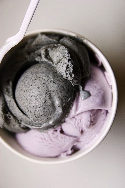 TARO & BLACK SESAME ICE CREAM [plating idea, image only] Black Sesame Ice Cream, God Mat, Diet Keto, Ice Cream Popsicles, Ice Ice Baby, Homemade Ice Cream, Frozen Yogurt, Frozen Treats, Frozen Desserts