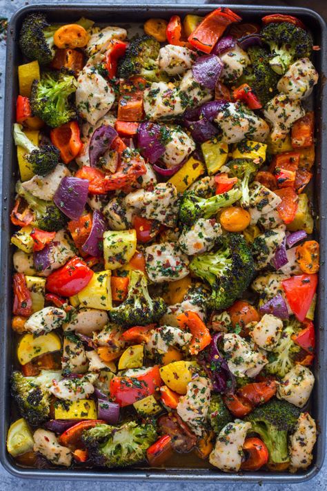 Sheet Pan Roasted Garlic & Herb Chicken and Veggies Garlic And Herb Chicken, Baked Meat, Gimme Delicious, Garlic Herb Chicken, Pan Cooking, Chicken And Veggies, Sheet Pan Suppers, Sheet Pan Dinners Recipes, Garden Cooking