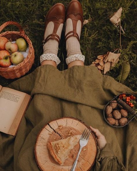 Dark Cottagecore Fashion, Cottagecore Girl, Cottagecore Life, Autumn Cottagecore, Cottagecore Picnic, Cottagecore Academia, Pear Pie, Fall Picnic, Dark Academy