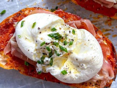 Tomato Butter & Parm Bread with Burrata & Prosciutto...I'm not being dramatic but this might be the best toast I've ever made 😍. I've never gotten so many requests for a recipe before since I posted on stories so here it is! ❤️ Pro Tip: replace th Recipe - Whisk Tomato On Bread, Tomato Burrata Toast, Tomato Butter Recipe, Braised Lamb Shanks Recipe, Burrata Toast, Tomatoes On Toast, Tomato Butter, Asian Side Dishes, Baileys Recipes