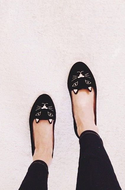 Meow! | Charlotte Olympia Kitty velvet flats. Cat Flats, Parisienne Chic, Cat Shoes, Velvet Flats, Quirky Fashion, Zooey Deschanel, Fashion Heels, Charlotte Olympia, Womens Wedges