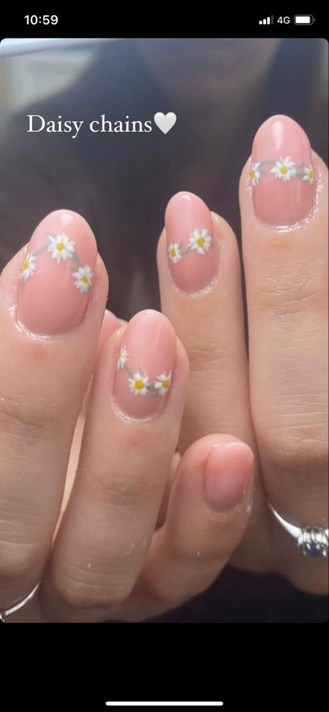 Daisy Chain Nails, Nude Daisy Nails, Short Daisy Nails, Light Pink Nails With Daisy, Daisy On Nails Nailart, Nail Designs Daisy White Flowers, Chain Nails, Nude Nail Design, Wedding Pedicure