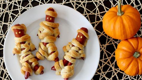 These kid-friendly walking mummy dogs are the cutest Halloween dinner there ever was. Halloween Mummy Dogs, Mummy Hot Dogs Recipe, Festa Hotel Transylvania, Toddler Treats, Halloween Fingerfood, Mummy Hot Dogs, Mummy Dogs, Recetas Halloween, Halloween Party Snacks