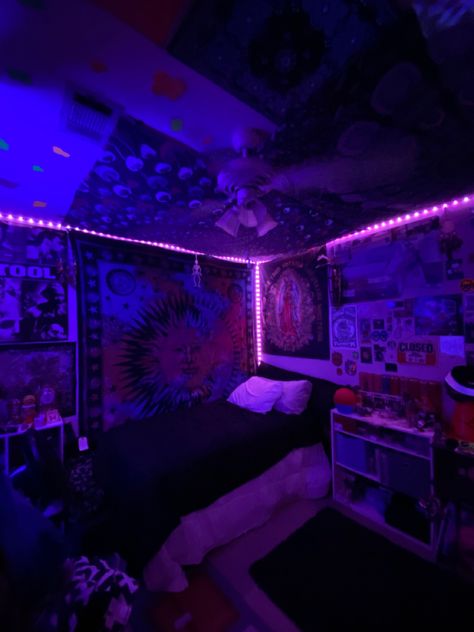 Chill Room Aesthetic Vintage, Bedroom Ideas For Stoners, Trap Rooms Aesthetic, Basement Room Ideas Bedrooms, Chill Room Ideas Bedrooms, Trippy Rooms Bedrooms, Vibey Bedroom Ideas, Room Ideas Y2k, Vibey Bedroom