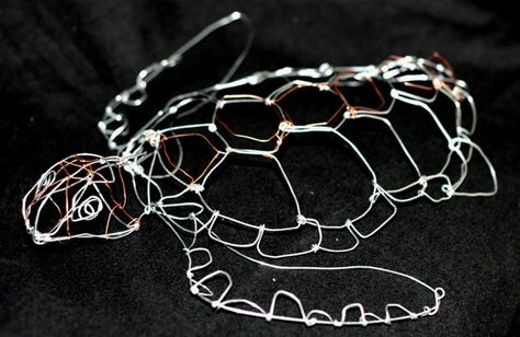 Sea turtle catching the currents Wire Turtle, Wire Wrap Turtle Tutorial, Wire Wrap Turtle, Wire Turtle Sculpture, Wire Animals Sculpture, Fish Wire Sculpture, Jellyfish Wire Sculpture, Copper Wire Crafts, Art Fil