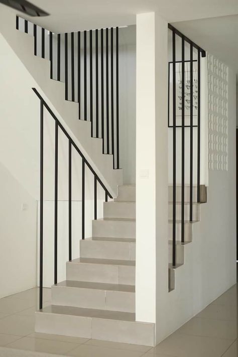 U Shaped Stairs, Interior Stair Railing, Modern Stair Railing, Staircase Design Modern, Staircase Railing Design, Stairs Design Interior, Interior Ceiling Design, Stair Railing Design, Stairway Design