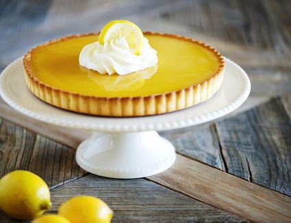 Passion Fruit Tart Recipe Lemon Recipes Baking, French Lemon Tart Recipe, French Desserts Easy, Jus Lemon, Lemon Truffles, Dessert Thermomix, Lemon Tart Recipe, Classic French Desserts, French Dessert Recipes