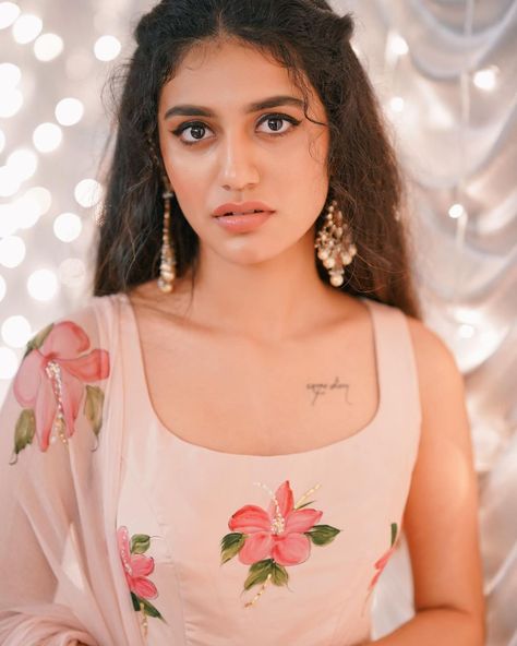 15.6k Likes, 540 Comments - Picchika by Urvashi Sethi (@picchika) on Instagram: “@priya.p.varrier ♥️ Hand painted China roses on a dull rose silk spaghetti strap flaired kurta and…” Priya Prakash, Cool Picks, Bollywood Hairstyles, Silk Kurta, South Actress, Hibiscus, Spaghetti Strap, Camisole Top, Spaghetti