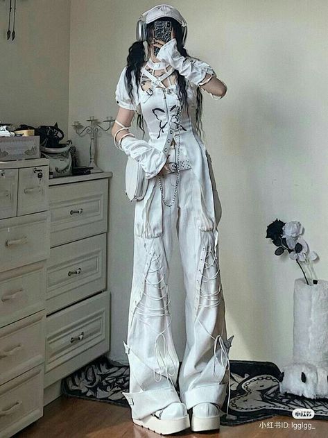 All White Outfit Grunge, White Alternative Outfit, White Grunge Outfit, Y3k Outfits, Cute Emo Outfits, Douyin Fashion, Kawaii Outfit Ideas, Outfit Grunge, All White Outfit