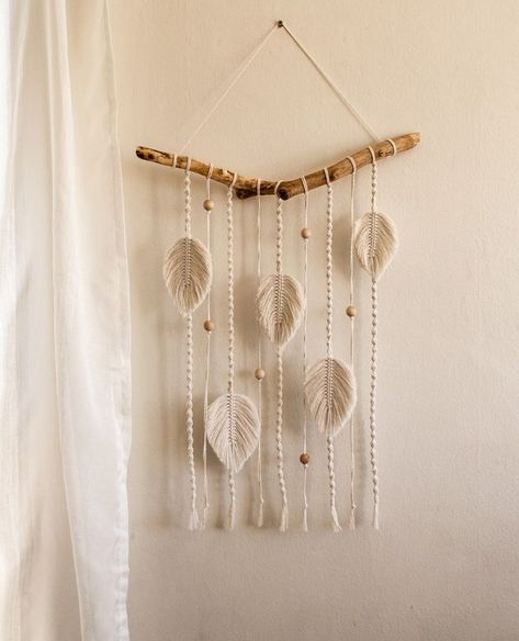 Simpul Makrame, Macrame Wall Hanging Tutorial, Macrame Feathers, Macrame Plant Hanger Patterns, Boho Crafts Diy, Macrame Knots Pattern, Macrame Wall Hanging Diy, Macrame Wall Hanging Patterns, Wall Hanging Diy