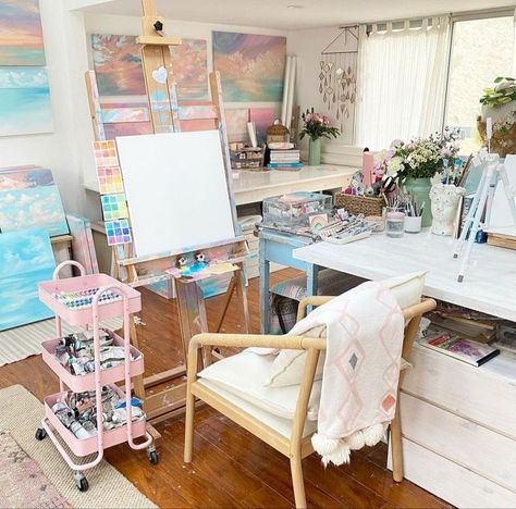 Art Station Ideas For Adults, Studio Painting Room, Kawaii Art Studio, Pink Art Studio, Diy Art Studio At Home, Painting Room Ideas Art Studios, Art Studio Room Ideas Small Spaces, Artist Home Office, Art Corner Bedroom