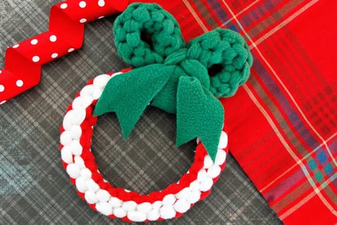 DIY Woven Fleece Christmas Wreath Dog Tug Toy - Dalmatian DIY Diy Dog Toys Fleece, Diy Dog Gifts, Dog Tug Toy, Diy Pet Toys, Diy Dog Toys, Easiest Dogs To Train, Pet Projects, Basic Dog Training, Durable Dog Toys