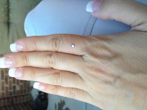 Finger dermal Finger Dermal, Skin Art, Body Mods, Pretty Cool, Girls Best Friend, Piercings, Tattoos, Skin, Beauty