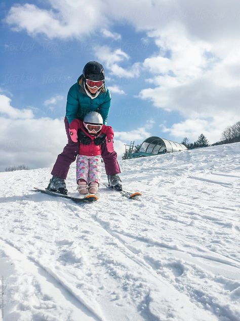 Skiing With Family Aesthetic, Skiing Family Photos, Family Ski Trip Aesthetic, Drawing Cafe, Ski Trip Aesthetic, Family Skiing, Snowboarding Photography, Family Lifestyle Photography, Skiing Aesthetic