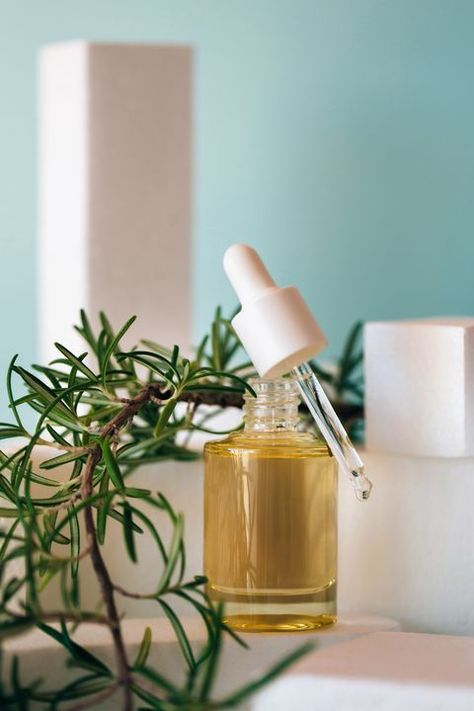 Hair Mask Recipe, Homemade Hair Treatments, Tattoo Plant, Stop Hair Breakage, Rosemary Oil For Hair, Essential Oils For Hair, Homemade Hair Products, Hair Shedding, Diy Hair Mask