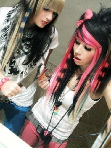 Y2K Aesthetic — sewing-myself-together: Early 2000s scene girls Emo Haircut, Emo Mode, Princesa Emo, Emo Party, Emo Scene Girls, 2000s Scene, Estilo Emo, Estilo Punk Rock, Emo Princess