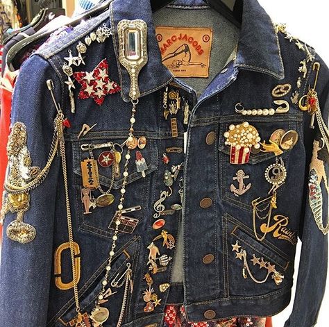 Jean Jacket Pins, Embellished Jean Jacket, Jean Jacket Diy, Jean Jacket Patches, Diy Denim Jacket, Pins Jewelry, Denim Jacket Patches, Denim Art, Jacket Pins