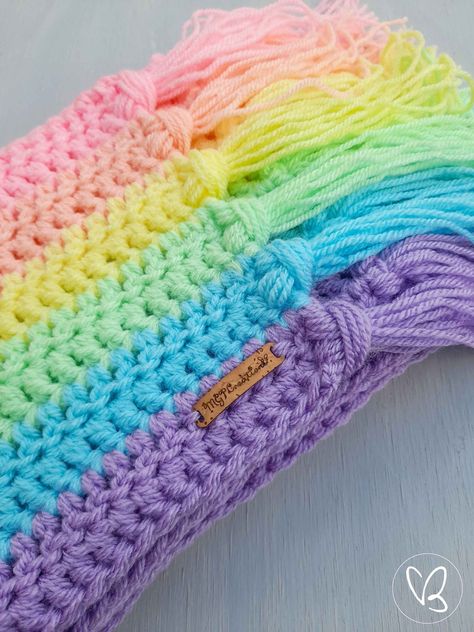 Crochet Pastel Colors, Tasseled Scarf, Rainbow Clothes, Yarn Color Combinations, Baby Rag Quilts, Rag Quilts, Rainbow Scarf, Rainbow Crochet, Crochet Bebe