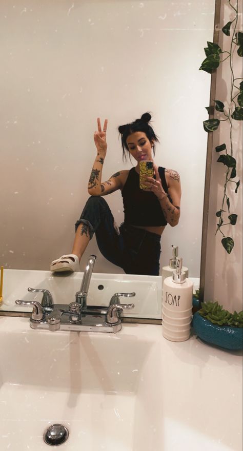 space buns Space Buns Brunette, Space Buns Long Hair, Space Buns Outfit, Low Space Buns, Olivia Obrien, Bun Outfit, Quick Hair, Space Buns, Face Nails