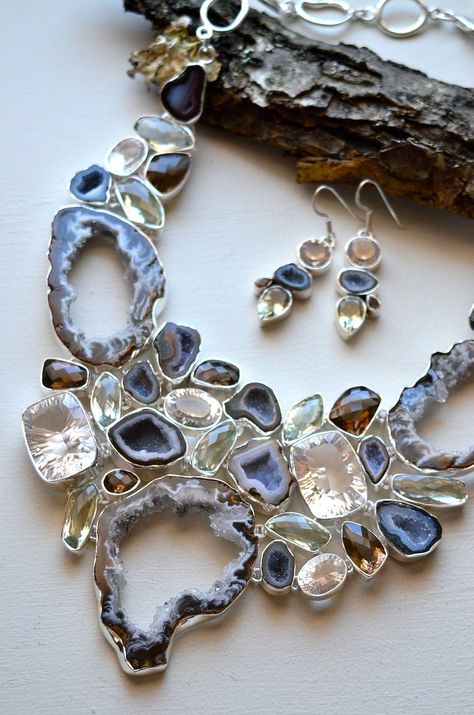 Beautiful jewelry. Seriously, I would wear this at my wedding if I could. Geode Wedding, Jewelry Quotes, A Necklace, Jewelry Boho, Agate Stone, Unique Necklaces, Bling Bling, Jewelry Ideas, Statement Jewelry