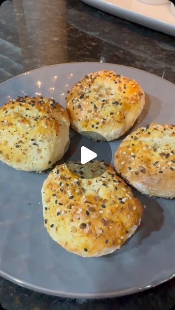 Michelle Dulevich | Have you ever made the viral three ingredient high-protein bagels? They literally take 10 minutes and they’re delicious! You can use them... | Instagram Healthy Bagels, Protein Bagels, Healthy Reciepes, Healthy Bagel, Bagel Recipe Easy, Ww Snacks, Bagel Bites, Instagram Recipes, Bagel Seasoning