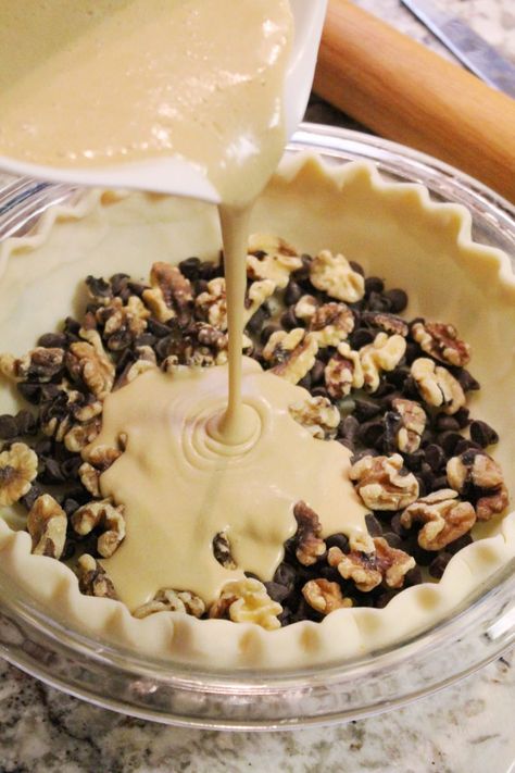 Walnut Recipes Dessert, Chocolate Walnut Pie, Kentucky Derby Pie Recipe, Derby Pie Recipe, Derby Food, Kentucky Derby Food, Kentucky Derby Recipes, Derby Recipe, Kentucky Derby Pie