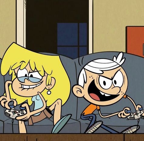 Video games! Lori Loud, Quiet House, Tumblr Cartoon, Ronnie Anne, Old Boy Names, House Fanart, The Loud House Fanart, Loud House Characters, Nickelodeon Cartoons