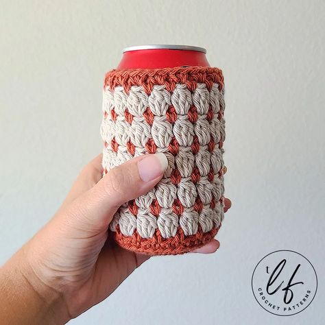 Crochet In A Day, Crochet Beer Cozy, Crochet Can Cozy, Koozie Pattern, Crochet Koozie, Crochet Beer, Crochet Pot Holders Free Pattern, Simple Scarf Crochet Pattern, Can Cozy