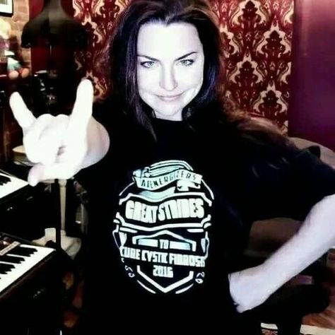 Amy Lee Pfp, Evanescence Pfp, Queen Mama, Snow White Queen, Mitch Lucker, 00s Nostalgia, Amy Lee Evanescence, Music Pics, Emo Kid