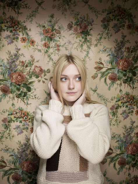 Photo - Google Photos Boyd Holbrook, Fanning Sisters, Dakota And Elle Fanning, Star Of The Day, Hand Knit Sweater, Dakota Fanning, Sundance Film Festival, Hand Knitted Sweaters, Elle Fanning