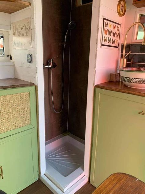 Camper Bathroom Remodel, Skoolie Bathroom, Caravan Living, School Bus House, Bus Ideas, Van Dwelling, Diy Camper Trailer, Bus Living, Tiny Trailers