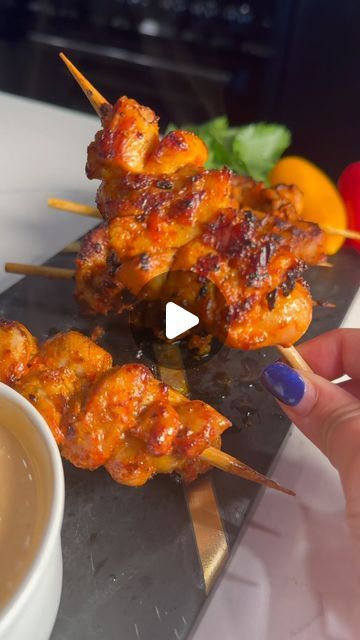 𝗦𝗮𝗶𝗿𝗮 𝗞𝗶𝗱𝘄𝗮𝗶 on Instagram: "Peri Peri Chicken Bites 🐔 Marinade: 1/2 red bell pepper 1 tsp garlic paste Salt to taste 2 tsps paprika 1 tsp red chili powder 1 tsp oregano leaves 1 tbsp vinegar 2 tbsps oil 2 tbsps tomato sauce 🍃 Blend everything into a smooth paste 🍃 Coat 1.5 lbs of boneless thighs (Bite size) and let it sit for 2 hours 🍃Grill/Bbq or Airfry as desired Enjoy with fries and favorite sauces! Hit save now to try later 📌 #grilledchicken #appetizerideas #healthychickenbites #bbqchicken #houstonblogger #houstonbloggers #houstoninfluencer" Apple Crisp Bars Recipe, Chicken Sauce Recipes, Peri Chicken, Barbeque Recipes, Peri Peri Chicken, Kabob Skewers, Mediterranean Diet Plan, Oregano Leaves, Peri Peri