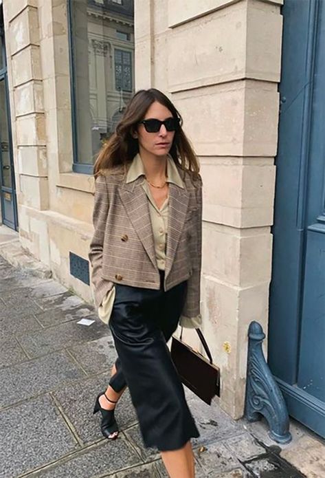 the cropped blazer in plaid with culottes and black sandals Crop Blazer Outfit, Cropped Blazer Outfit, Mode Dope, Crop Outerwear, Vintage Inspired Shoes, Outfit Formulas, Crop Blazer, Instagram Outfits, Cropped Blazer