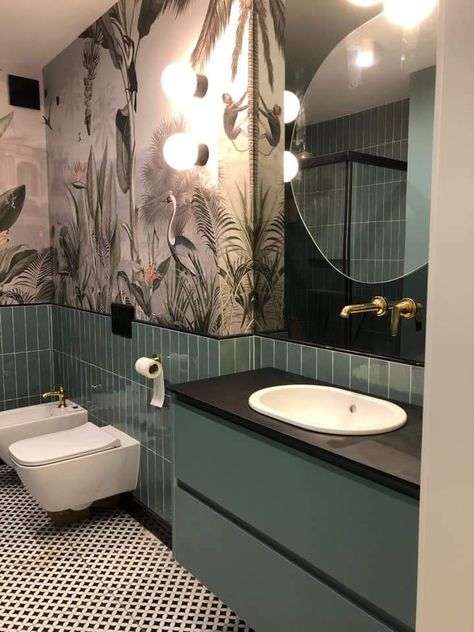 Small Bathroom Ideas Green Walls, Wallpaper Wc, Bathroom Green Tiles, Modern Small Bathrooms, Tropical Bathroom, Washroom Decor, Bathroom Design Trends, Washroom Design, Bathroom Design Decor