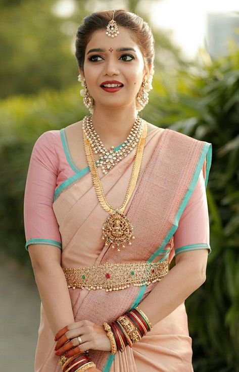 Simple Jewerly, South Indian Wedding Saree, South Indian Blouse Designs, Pengantin India, Indian Fashion Trends, Indian Look, Blouse Designs Indian, Jewerly Making, Wedding Sarees