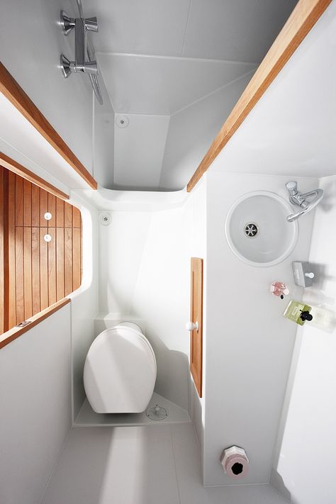 Camper Bathroom, Boat Interior Design, Mini Bad, Sailboat Interior, Yacht Interior Design, Airstream Interior, Boat Interior, Tiny House Bathroom, Tiny Bathrooms